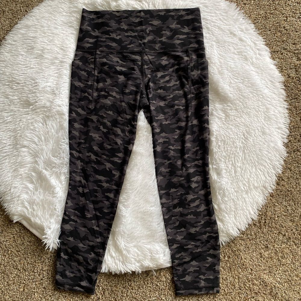 Athleta Salutation Stash Pocket 7/8 Camo Leggings Gray‎ White Black Womens Small